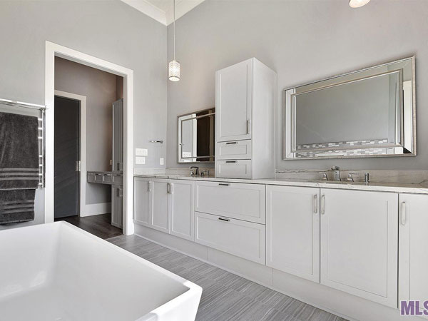 Classic Kitchen Cabinet, Case From Prairieville, LA, US Classic Kitchen Cabinet, Case From Prairieville, LA, US